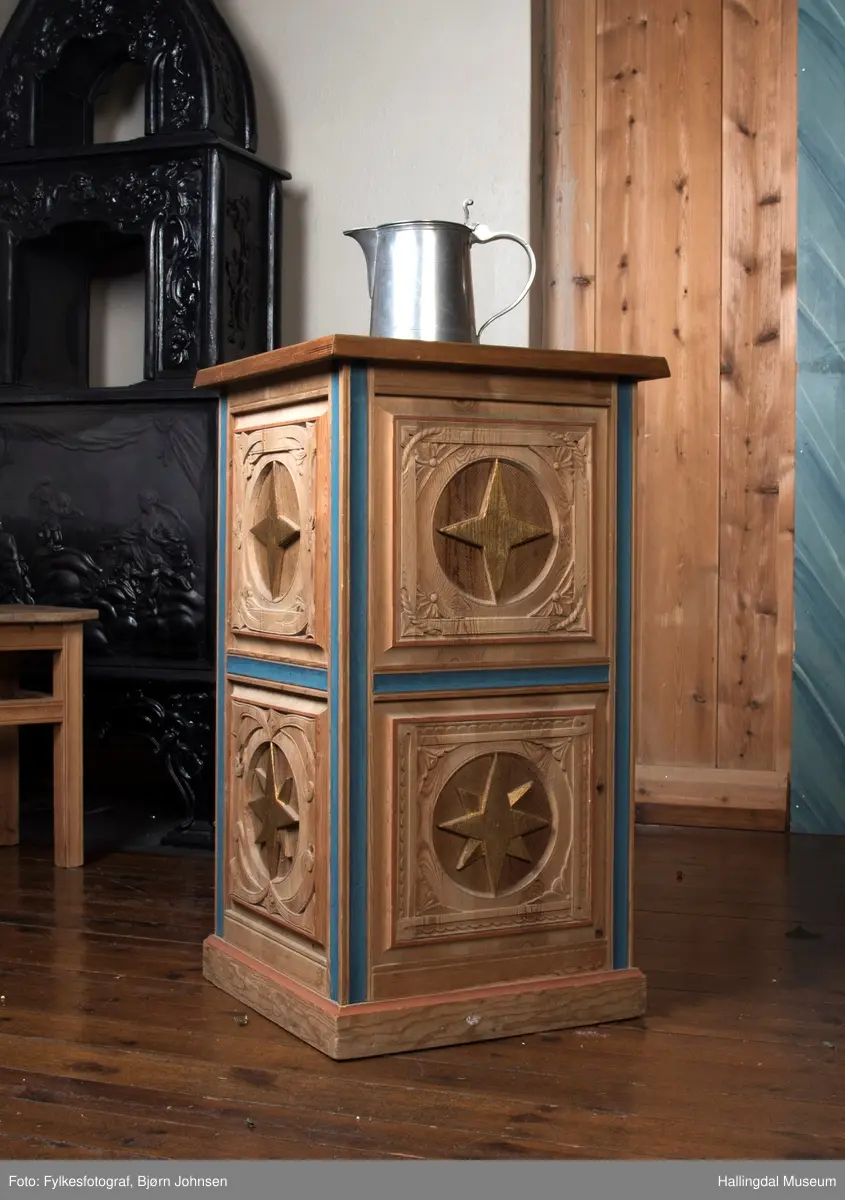 Nes kapell er gravkapellet på Nes kirkegård i Nesbyen i Buskerud fylke. Kapellet er en korskirke som ble oppført i 1953–54. Det er laget som en etterligning av den lokale stavkirken, som ble revet nesten hundre år tidligere. noe eksteriør og interiøret er eksempel på treskjæringer laget av Ole Isakbraaten.