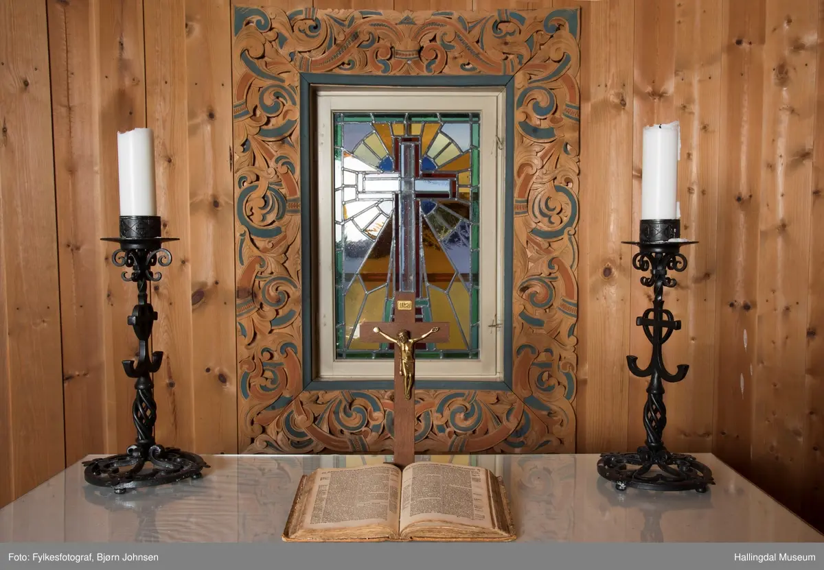 Nes kapell er gravkapellet på Nes kirkegård i Nesbyen i Buskerud fylke. Kapellet er en korskirke som ble oppført i 1953–54. Det er laget som en etterligning av den lokale stavkirken, som ble revet nesten hundre år tidligere. noe eksteriør og interiøret er eksempel på treskjæringer laget av Ole Isakbraaten.