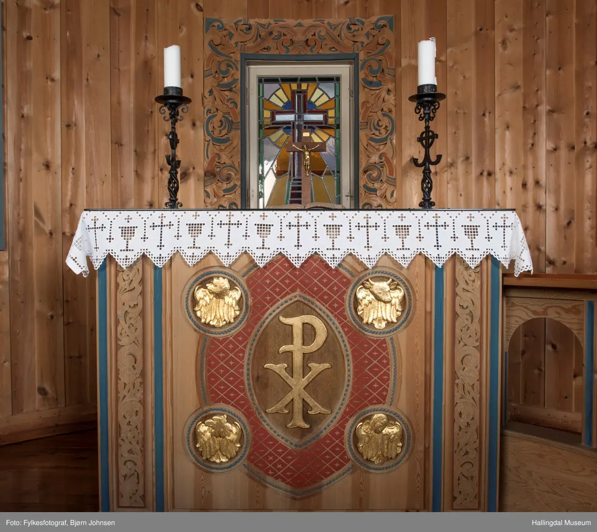 Nes kapell er gravkapellet på Nes kirkegård i Nesbyen i Buskerud fylke. Kapellet er en korskirke som ble oppført i 1953–54. Det er laget som en etterligning av den lokale stavkirken, som ble revet nesten hundre år tidligere. noe eksteriør og interiøret er eksempel på treskjæringer laget av Ole Isakbraaten.