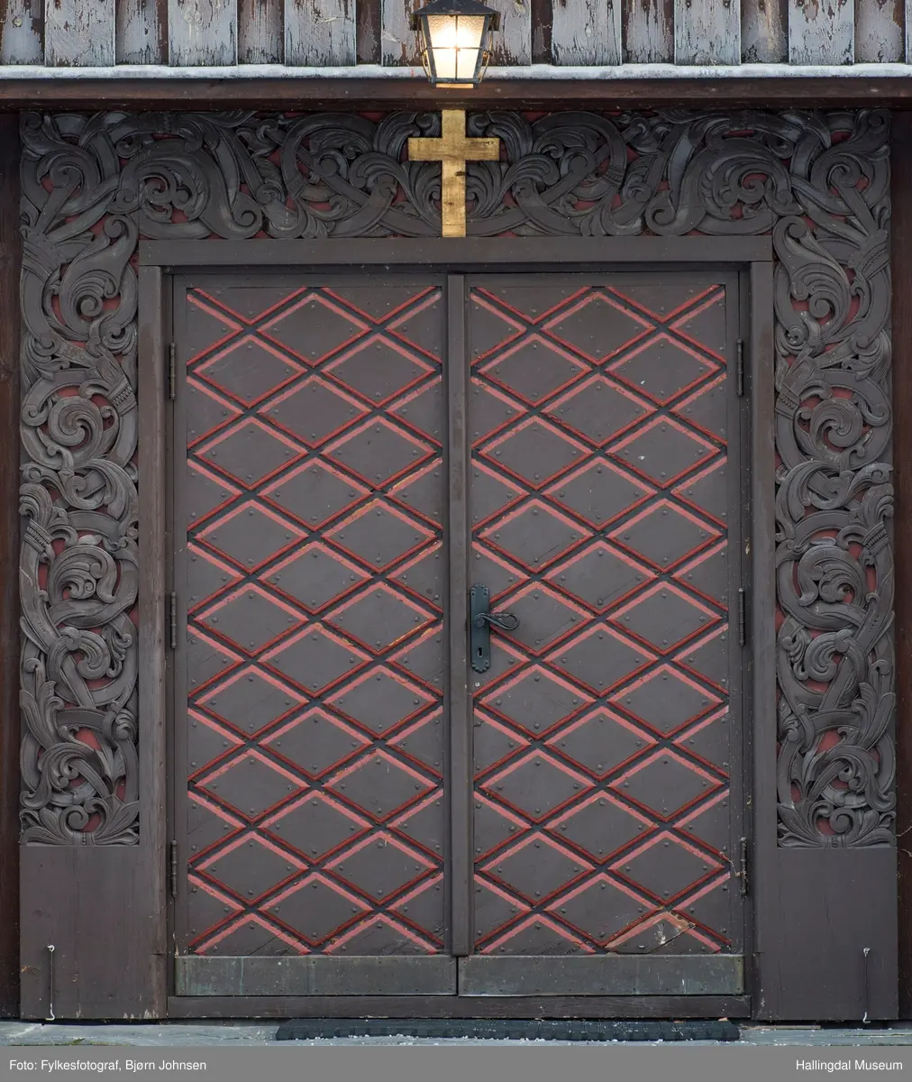 Nes kapell er gravkapellet på Nes kirkegård i Nesbyen i Buskerud fylke. Kapellet er en korskirke som ble oppført i 1953–54. Det er laget som en etterligning av den lokale stavkirken, som ble revet nesten hundre år tidligere. noe eksteriør og interiøret er eksempel på treskjæringer laget av Ole Isakbraaten.