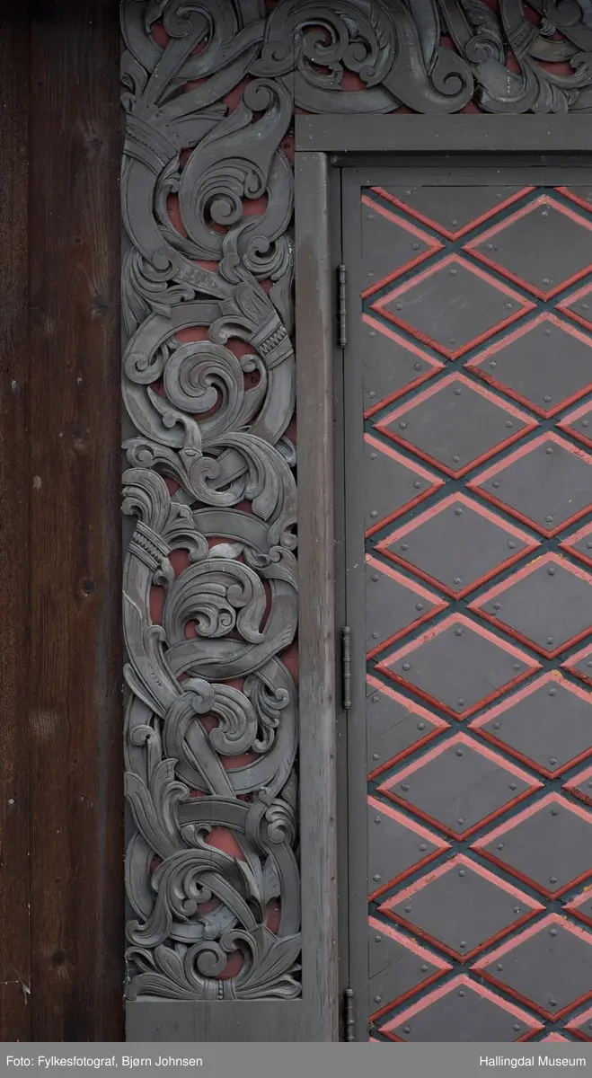 Nes kapell er gravkapellet på Nes kirkegård i Nesbyen i Buskerud fylke. Kapellet er en korskirke som ble oppført i 1953–54. Det er laget som en etterligning av den lokale stavkirken, som ble revet nesten hundre år tidligere. noe eksteriør og interiøret er eksempel på treskjæringer laget av Ole Isakbraaten.