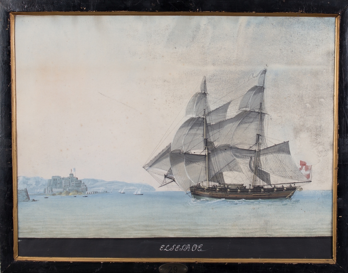 Briggen ELSEROE for fulle seil, dansk flagg med riksvåpen i midten. I bakgrunnen skimtes en festning med fransk flagg.