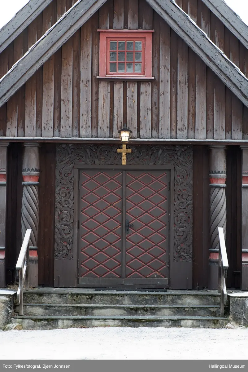 Nes kapell er gravkapellet på Nes kirkegård i Nesbyen i Buskerud fylke. Kapellet er en korskirke som ble oppført i 1953–54. Det er laget som en etterligning av den lokale stavkirken, som ble revet nesten hundre år tidligere. noe eksteriør og interiøret er eksempel på treskjæringer laget av Ole Isakbraaten.