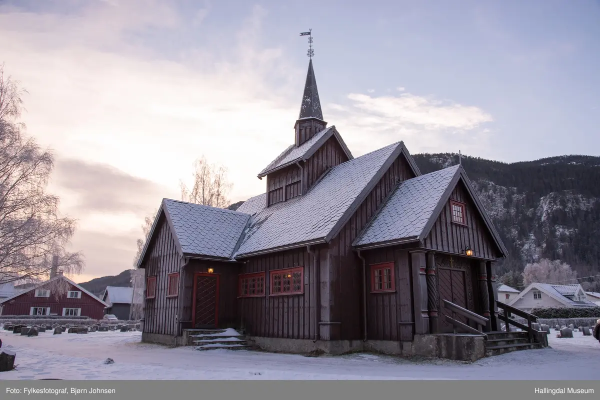 Nes kapell er gravkapellet på Nes kirkegård i Nesbyen i Buskerud fylke. Kapellet er en korskirke som ble oppført i 1953–54. Det er laget som en etterligning av den lokale stavkirken, som ble revet nesten hundre år tidligere. noe eksteriør og interiøret er eksempel på treskjæringer laget av Ole Isakbraaten.