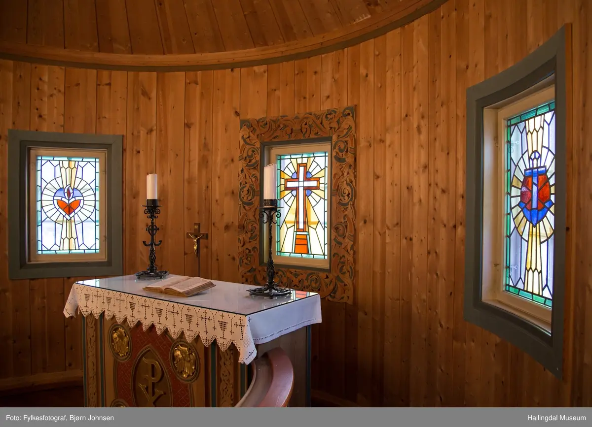 Nes kapell er gravkapellet på Nes kirkegård i Nesbyen i Buskerud fylke. Kapellet er en korskirke som ble oppført i 1953–54. Det er laget som en etterligning av den lokale stavkirken, som ble revet nesten hundre år tidligere. noe eksteriør og interiøret er eksempel på treskjæringer laget av Ole Isakbraaten.