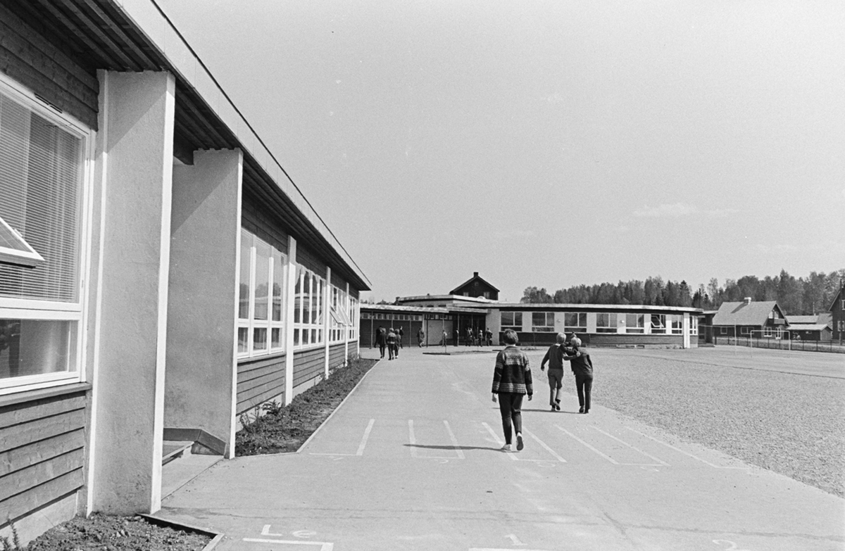 Ener ungdomsskole, Vang H. Eksteriør. Skoleelever