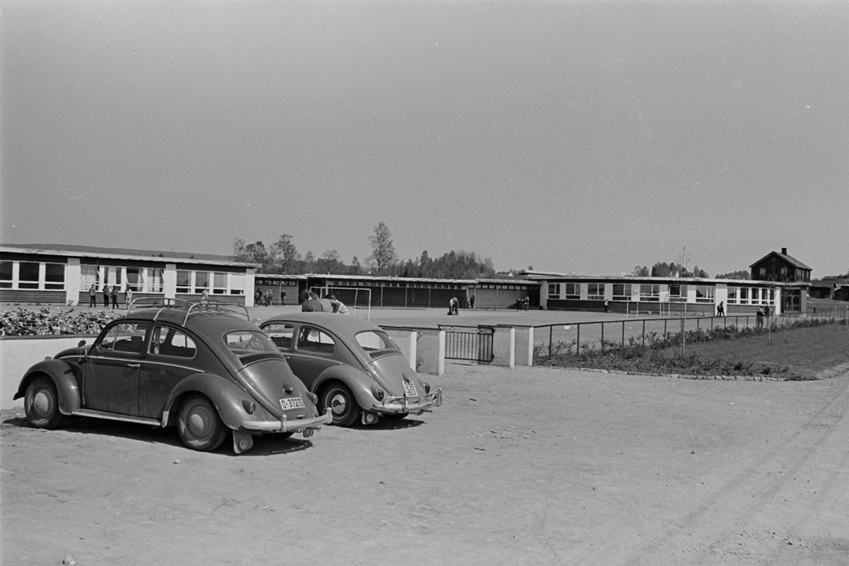Ener ungdomsskole, Vang H. Eksteriør. Parkering, Folkevogn, Volkswagen.