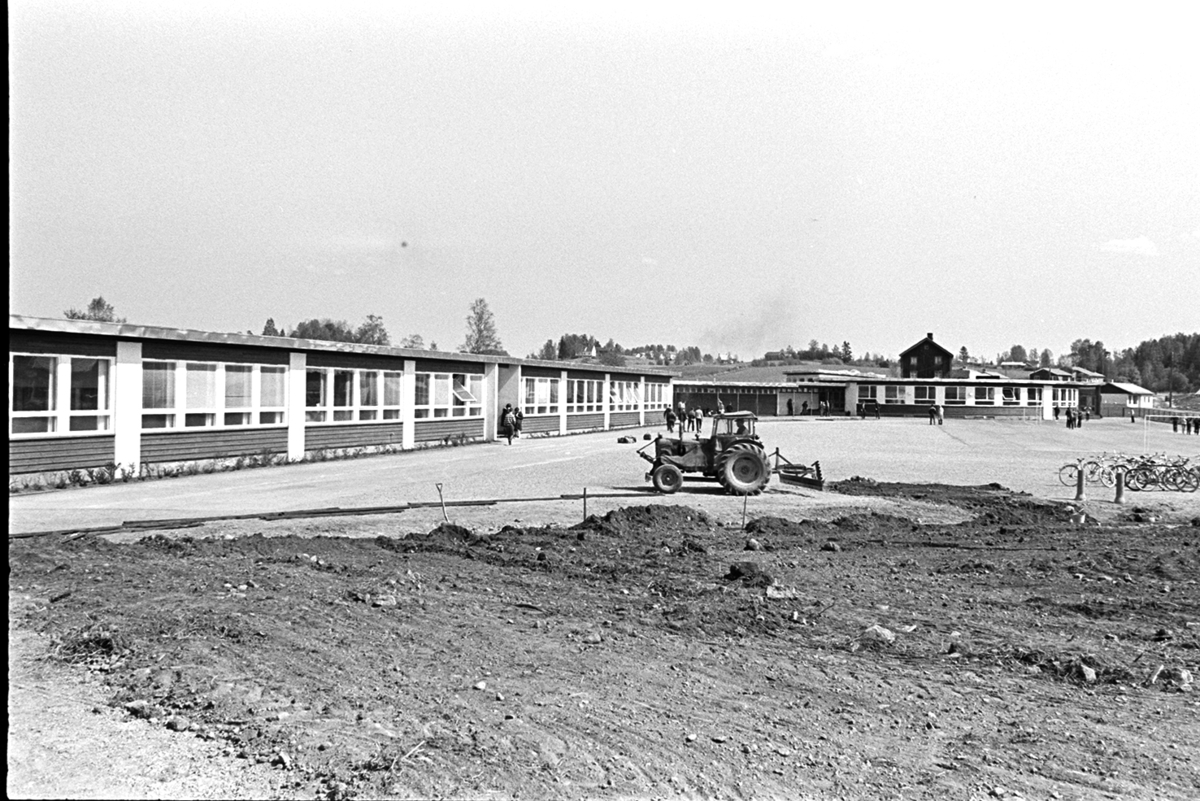 Ener ungdomsskole, Vang H. Eksteriør. Anleggsarbeid, uteområdet.
