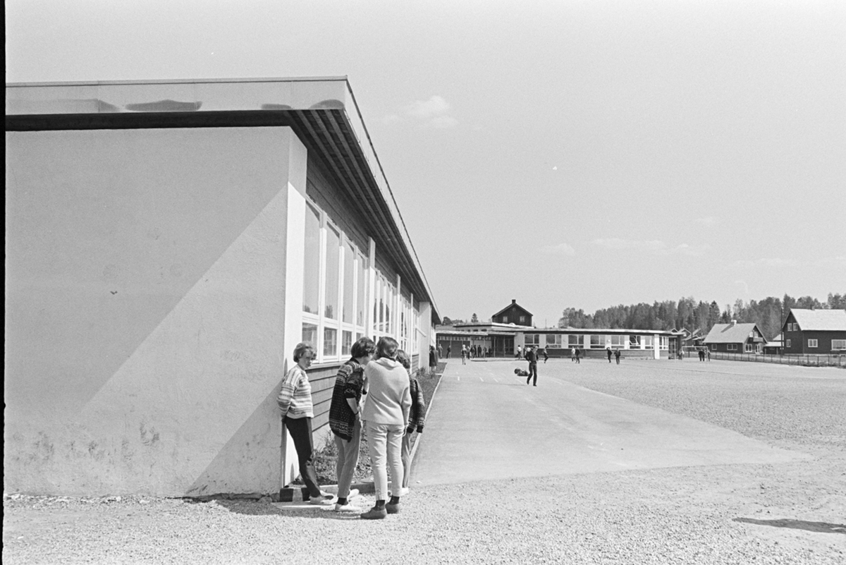 Ener ungdomsskole, Vang H. Eksteriør. Skoleelever.