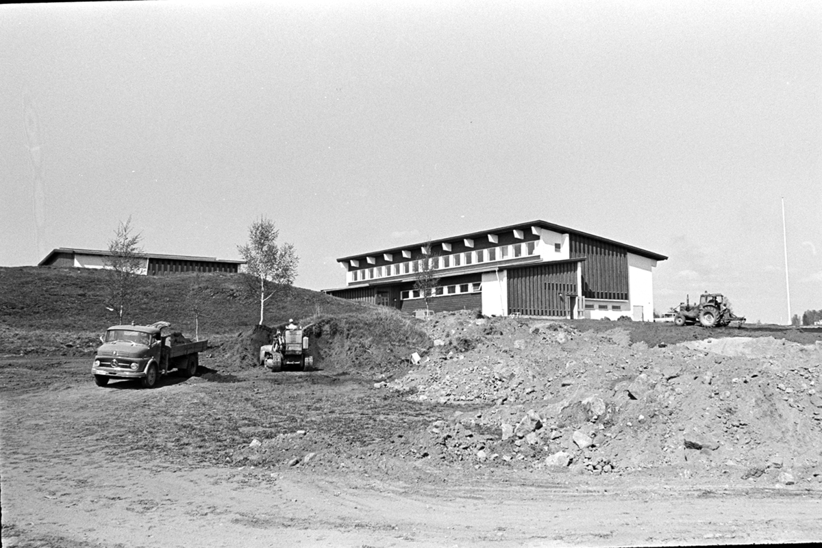 Ener ungdomsskole, Vang H. Eksteriør. Anleggsarbeid, uteområdet, lastebil, bulldoser, traktor.