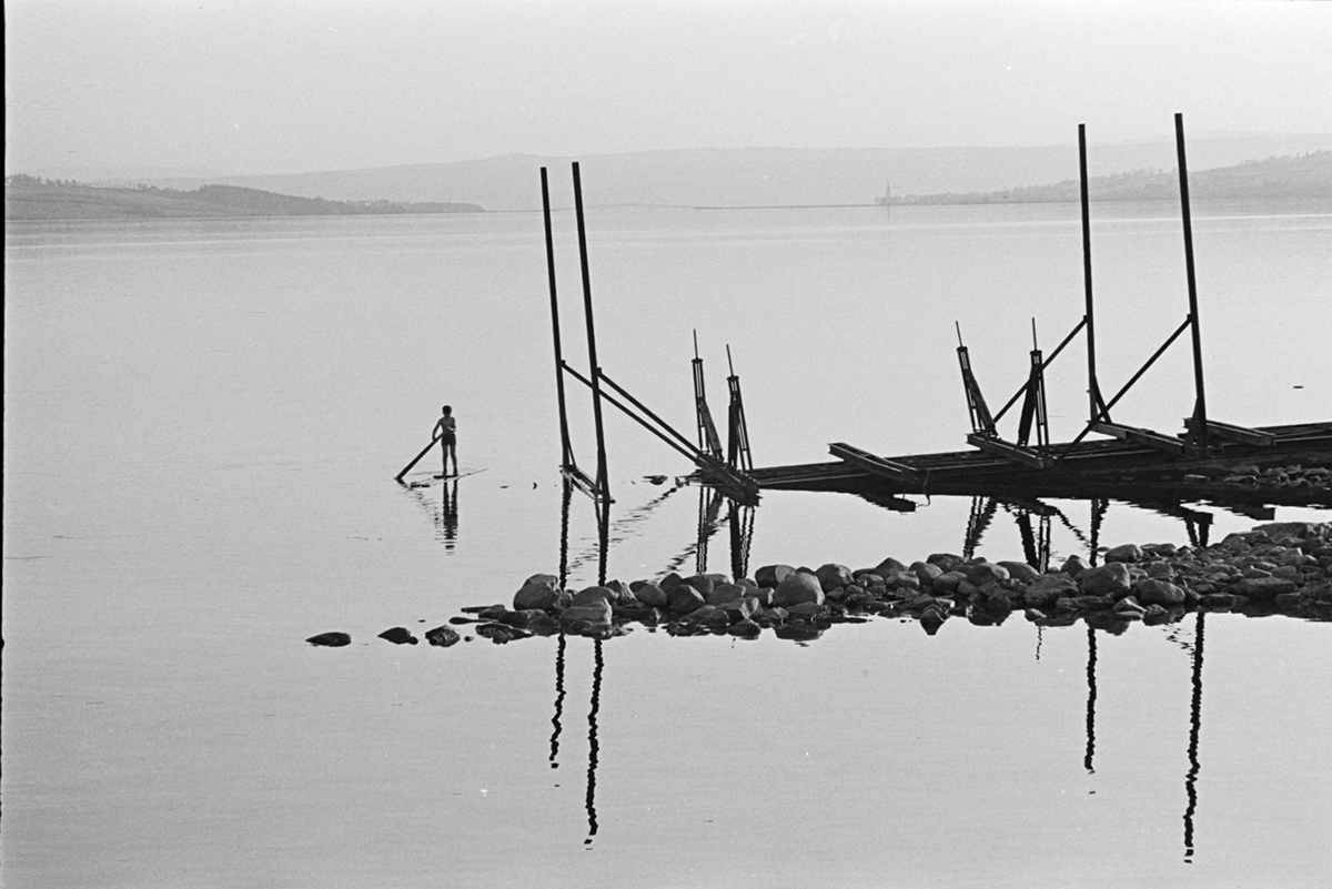 Mjøsa, Høiensalodden, slipp for mjøsbåter, gutt, flåte.