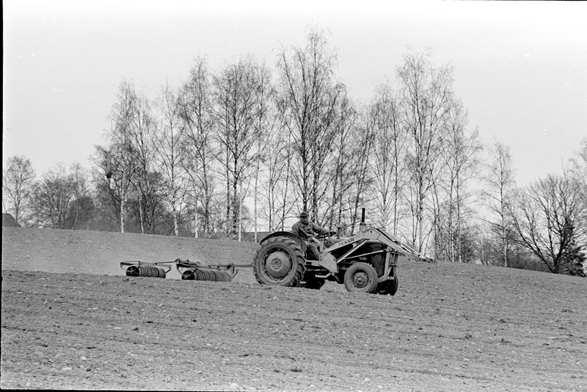 Voll gard, Hamar. Våronn,traktor,