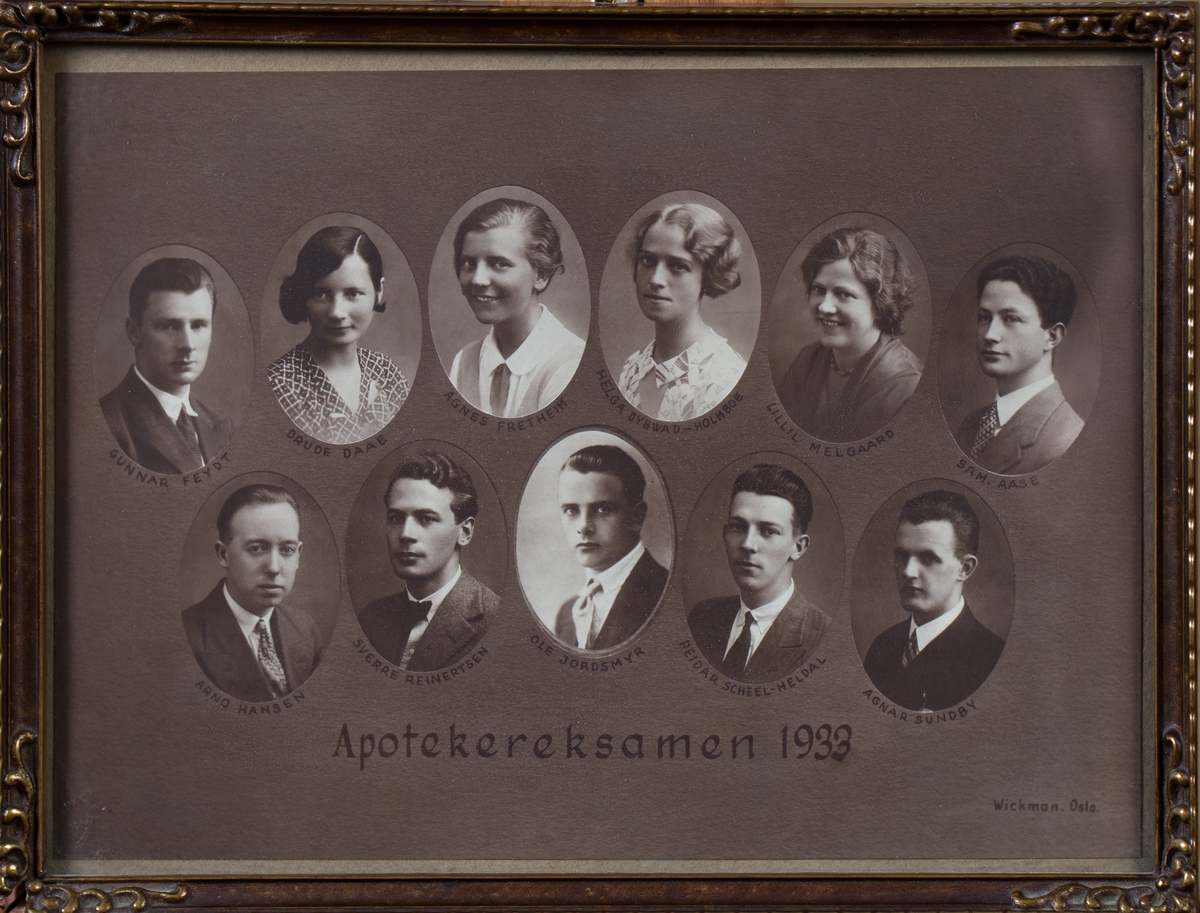 Gruppefoto av farmasøytisk studentkull.