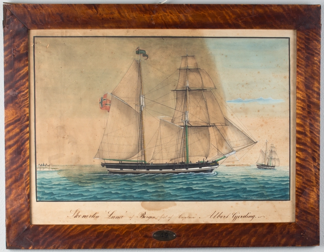 Skonnerten LUNA fra Bergen med full seilføring utenfor Helsingør i Danmark. Til høyre i motivet sees skipet fra akter.