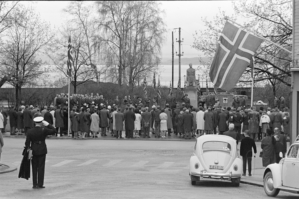 17.mai 1965, Hamar.  Monumentet over de falne 2.verdenskrig, Strandgateparken.