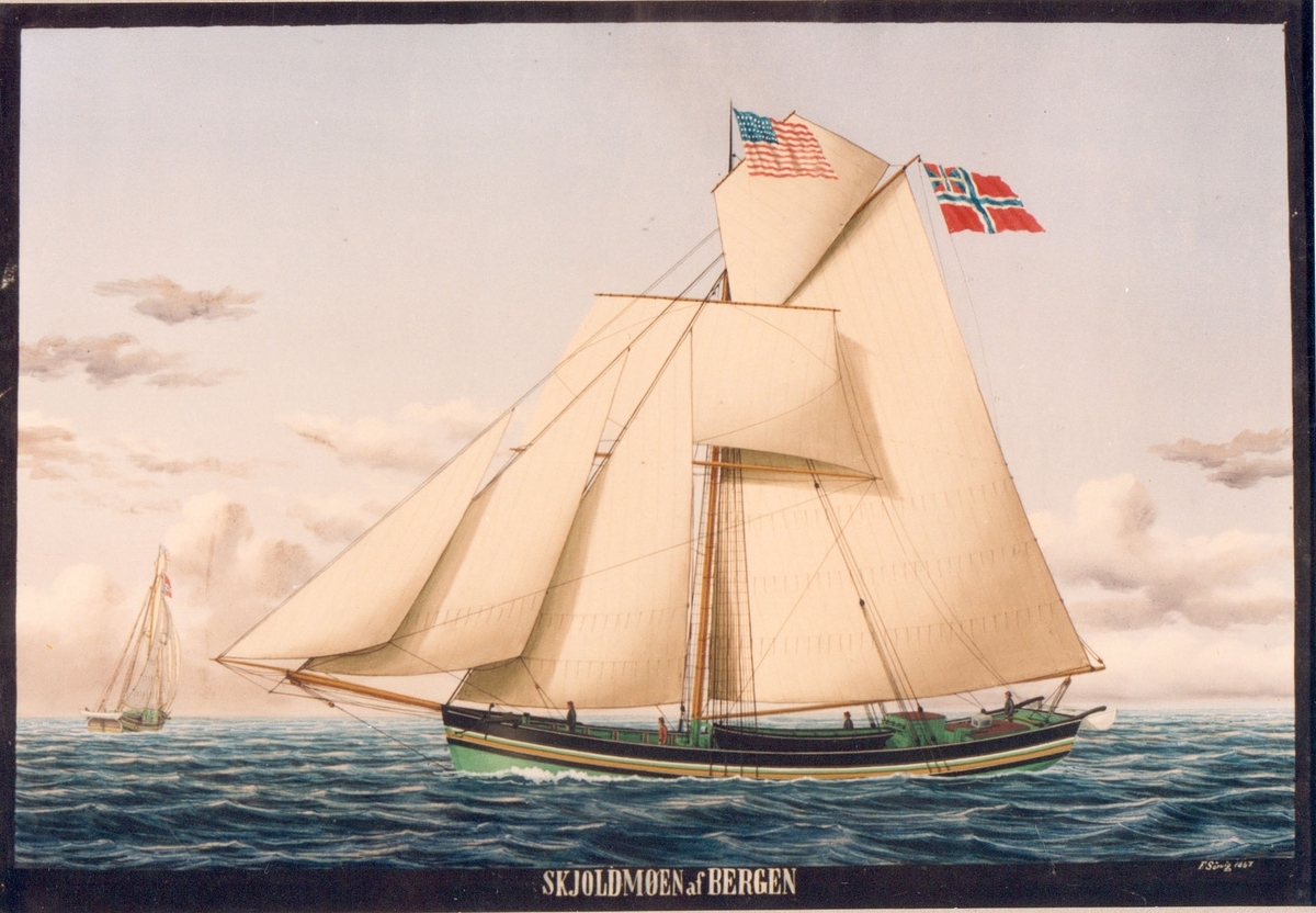 Skipsportrett av jakt SKJOLDMØEN under seil med amerikanske flagg og norsk unionsmerke (sildesalaten). Motivet forestiller jakten mens hun er på vei til Nord-Amerika.