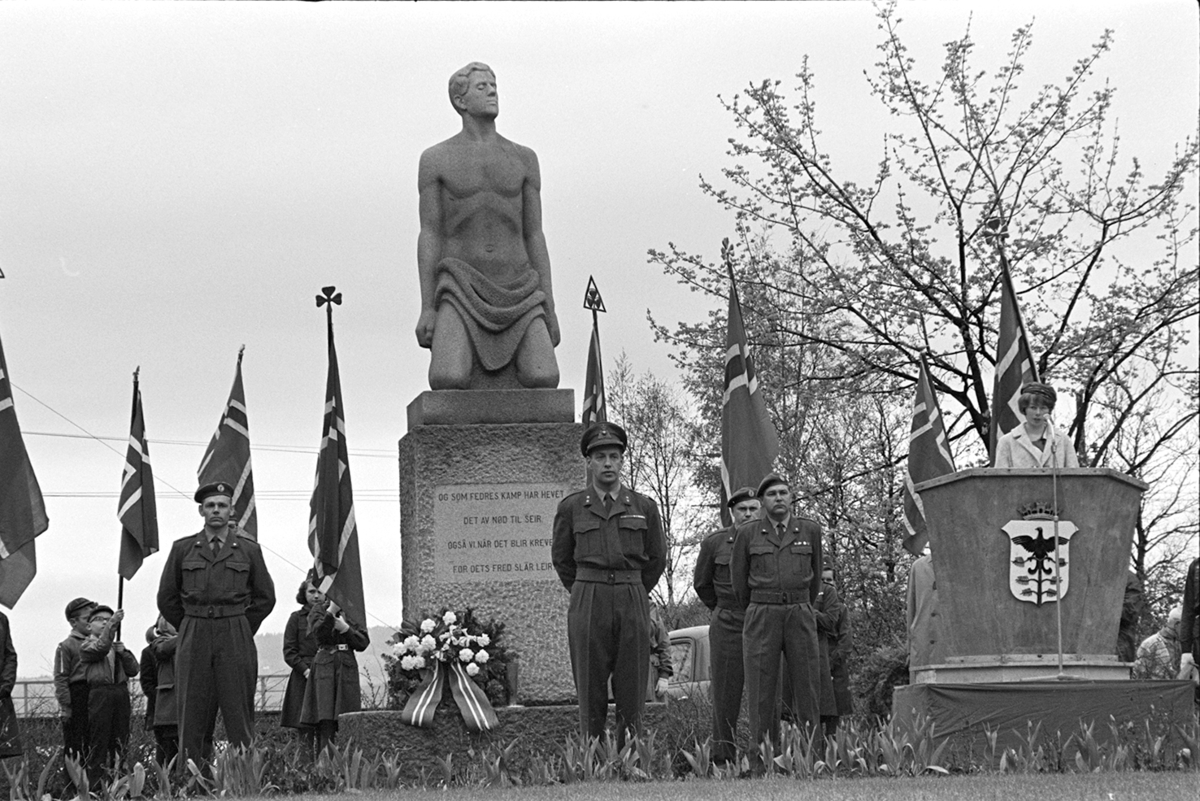 17.mai 1965, Hamar.  Monumentet over de falne 2.verdenskrig, Strandgateparken.
