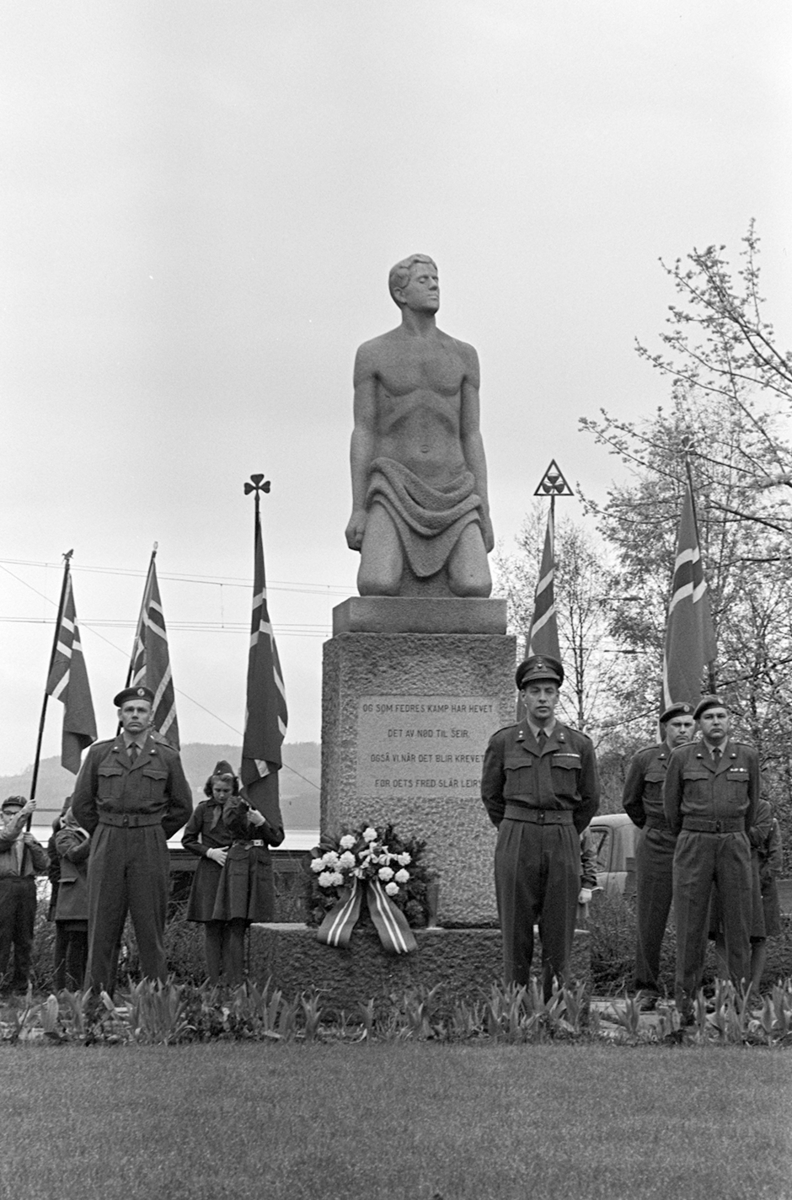17.mai 1965, Hamar.  Monumentet over de falne 2.verdenskrig, Strandgateparken.