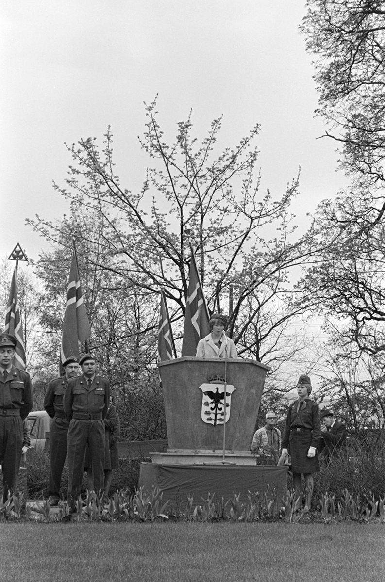 17.mai 1965, Hamar.  Monumentet over de falne 2.verdenskrig, Strandgateparken.