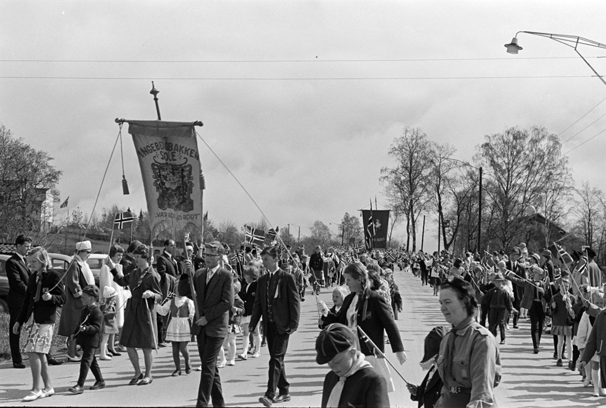 17.mai, 1965, barnetog, Ridabu, Vang H. Ingebergbakken skole, fane.