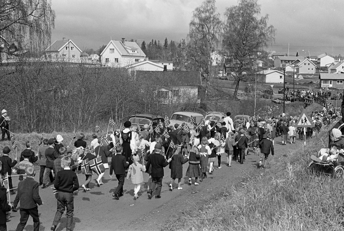 17.mai, 1965, barnetog,  Sælidvegen, Ridabu, Vang H.