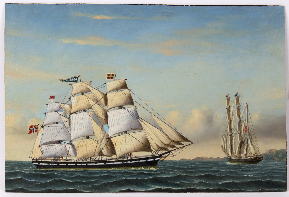 Fullrigger OCEAN på åpen sjø med full seilføring, flagg med sildesalat i akter. Til høyre i motivet sees skipet fra akter.