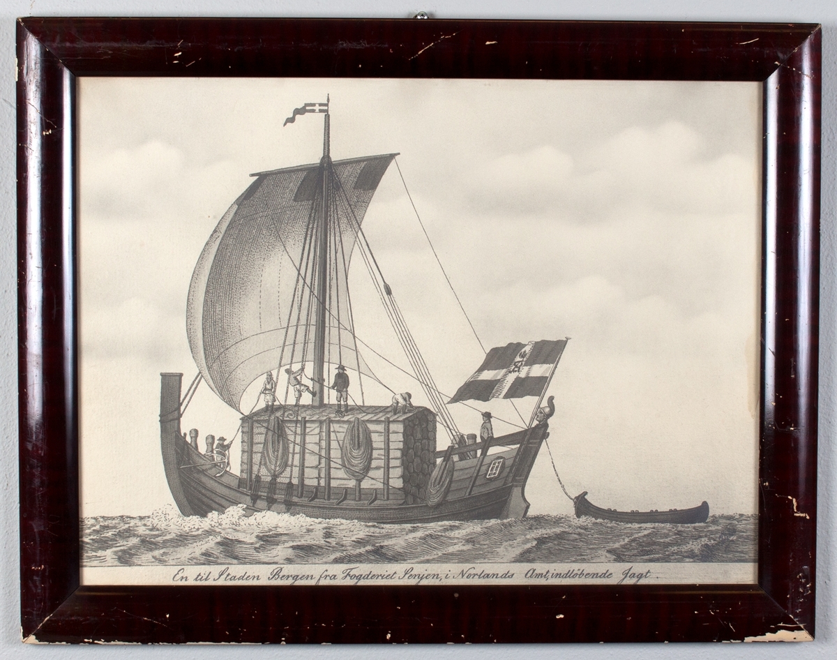 Jekt i Nordlandsfart med dekkskahytt og seil. Dansk flagg med monogram i akter. Seks mann i arbeid på båten. Rorhode i akter.