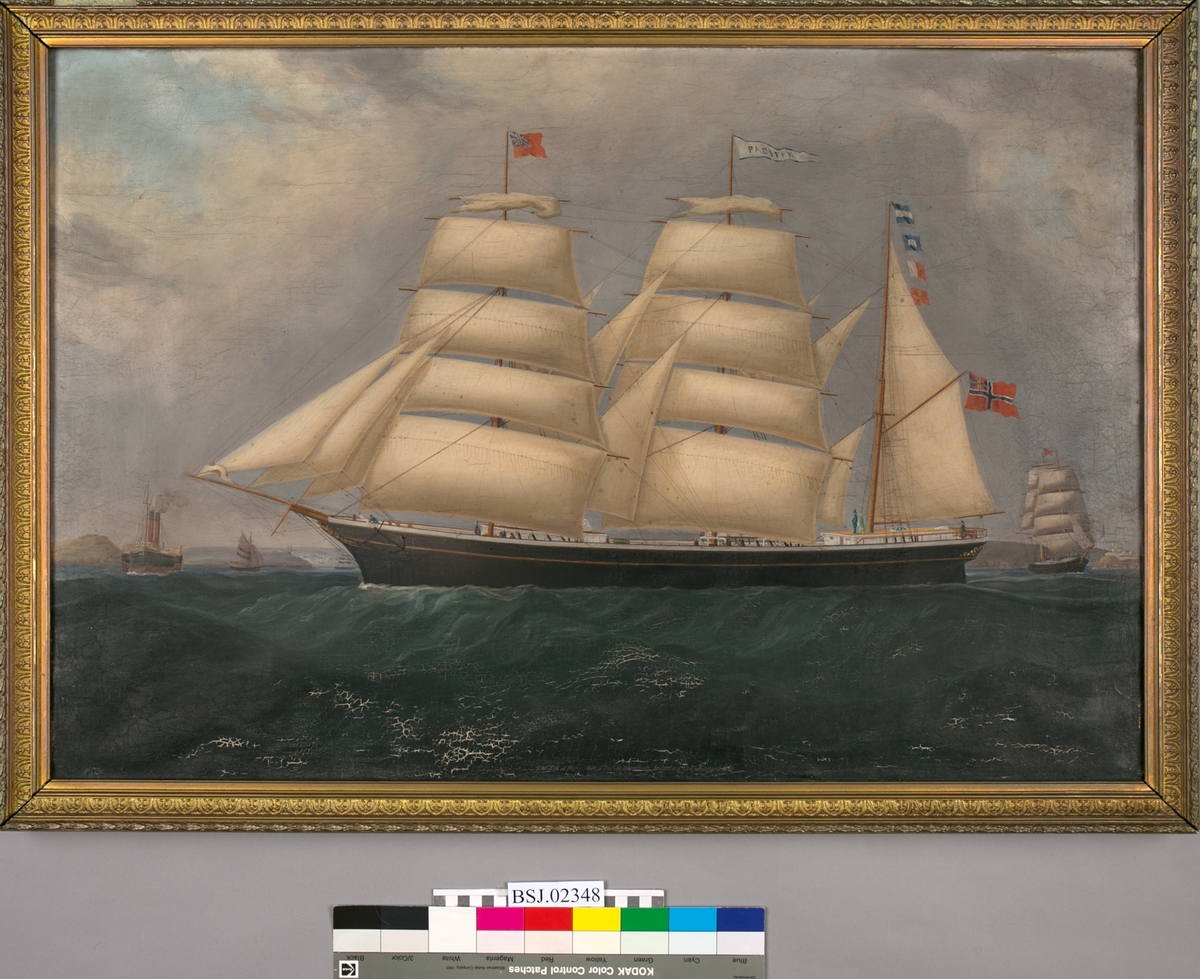 Skipsportrett av bark PACIFIK ført av kaptein R. Weseberg. Kapteinen og hans kone er avbildet i akter av skipet. Motivet viser skipet under innseiling til Queenstown i 1880. Tre mindre seilskip i bakgrunnen. Barken har full seilføring, og norsk flagg med sildesalaten i akter.
Under fulle seil med unionsflagg. Ikke signert.