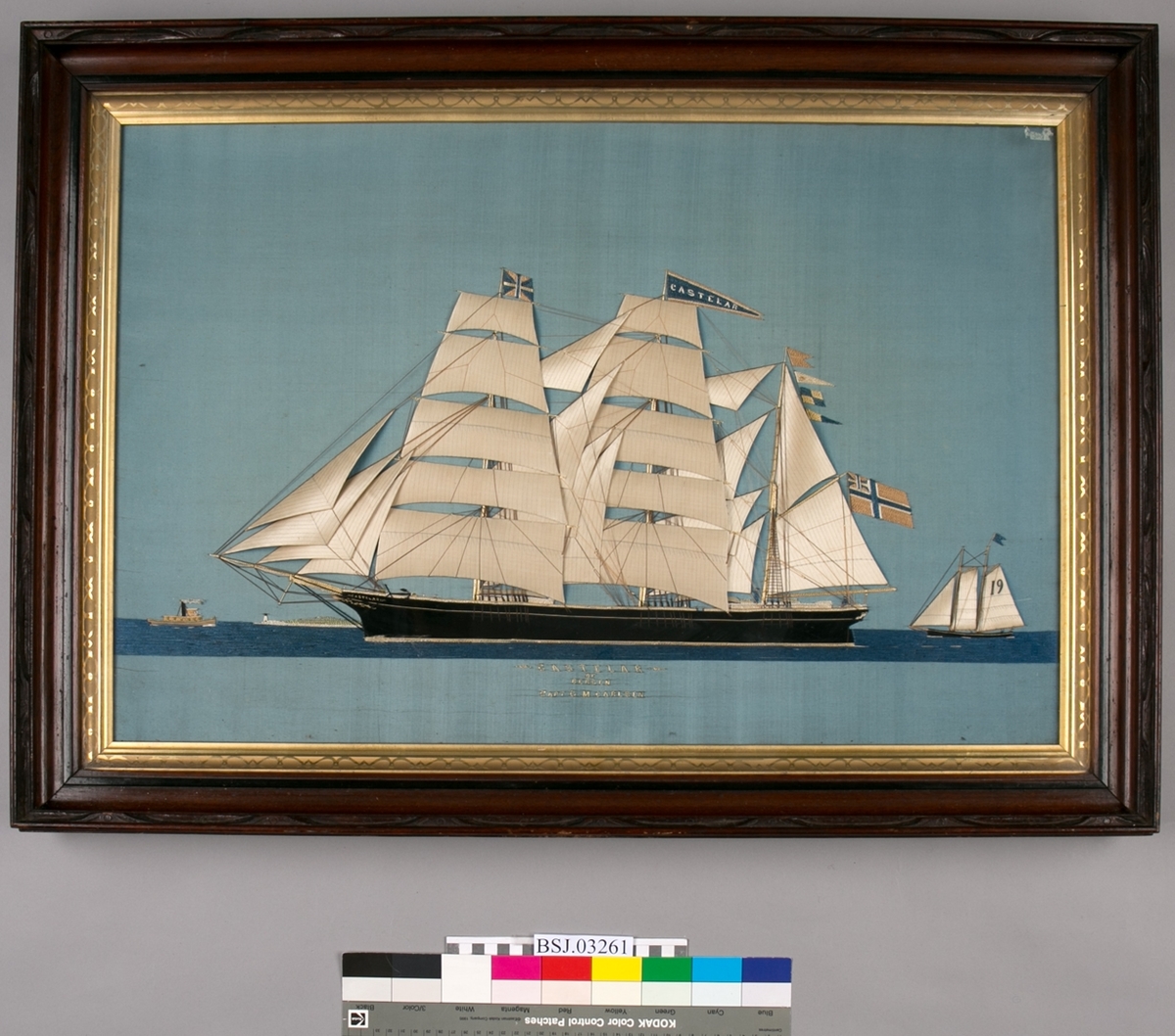 Silk picture av bark CASTELAR. En losbåt med seil merket med nummer 19 sees akter og et fyrtårn samt et lite dampskip sees foran baugen til CASTELAR.