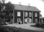 Tvåvånings bostadshus i liggtimmer med flygel.
Doktor N.A. Nilsson
Brunnstorp, Adolfsberg.