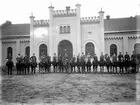 Örebro Fältridklubb, 22 ryttare framför ridhuset.
Kapten Gustaf Malmros