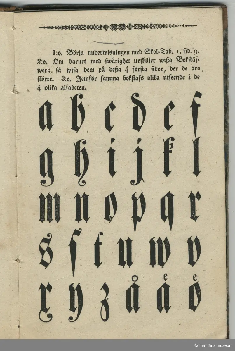 KLM 20863 Skolbok. Pappband med skinnrygg. Lärobok, för att lära sig skriva och läsa. Oldberg, Anders, Hem-Skolan, Barnens bok, Första Cursen. Stockholm 1859. Af Anders Oldberg, Direktör för Folk-Lärare seminarium i Uppsala och Lärare wid H.K.H. Hertigens af Upland, Prins Frans Gustaf Oscars Folk-Skola. Fjerde upplagan. Stockholm, på L.J. Hjertas förlag, Stockholm. tryckt hos Joh. Beckman, 1859. Ägarnamnteckning på första bladet, Cecilia Fryxell.