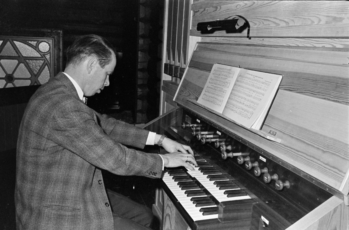 Øvre Vang kirke, montering av nytt orgel, april 1965.