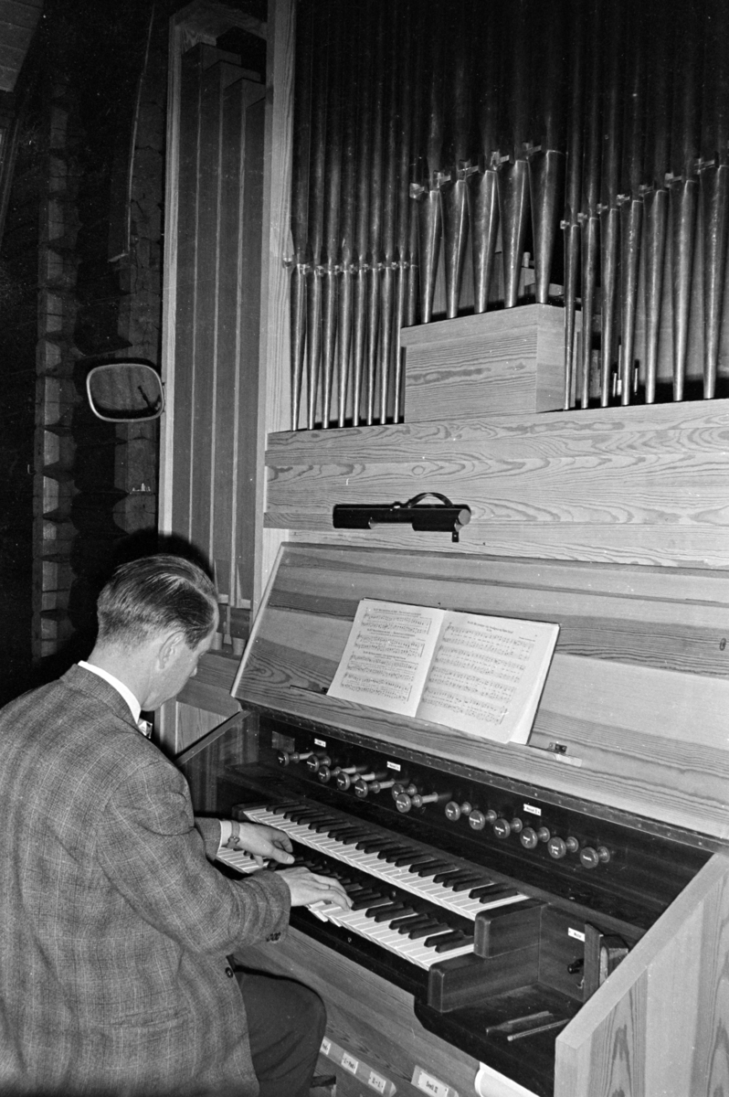 Øvre Vang kirke, montering av nytt orgel, april 1965.