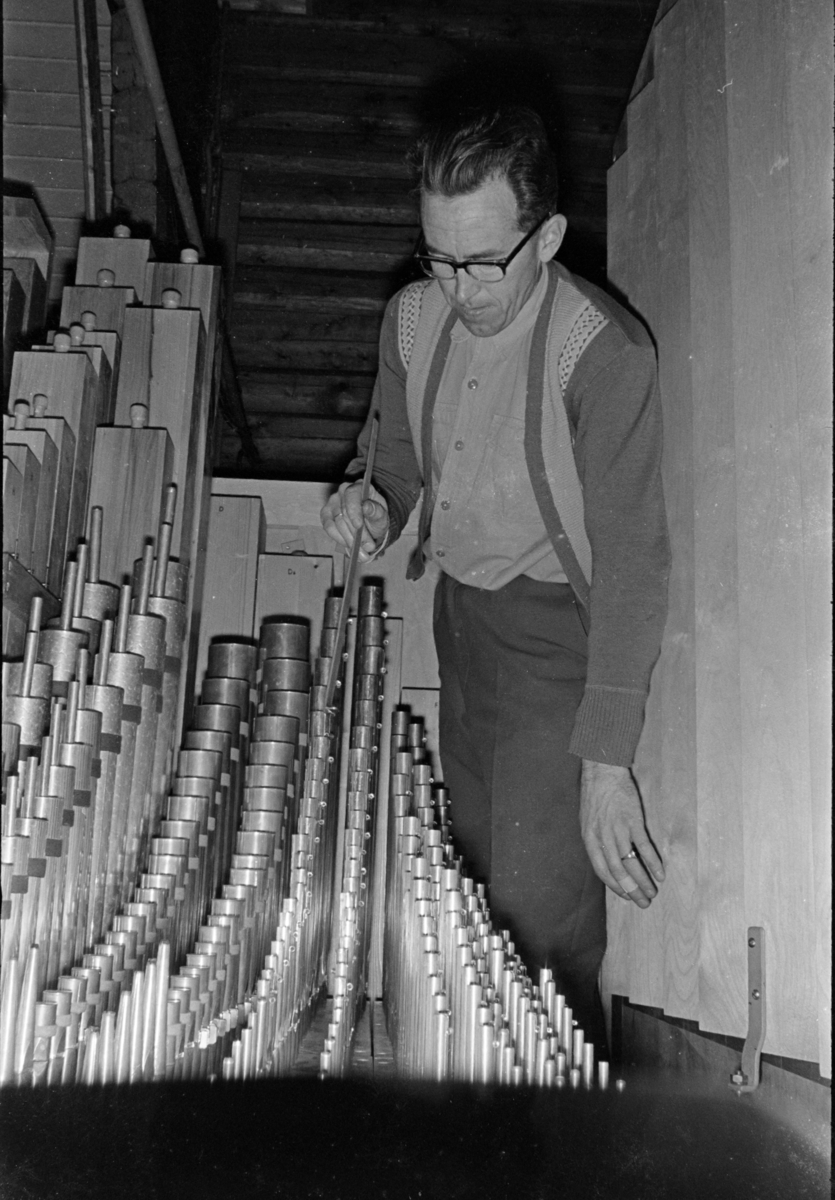 Øvre Vang kirke, montering av nytt orgel, april 1965.