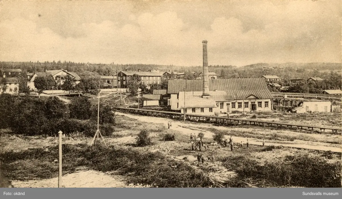 Strands sågverk med bolagskontor och arbetarbostäder. Sågen brann ned 1923 och verksamheten upptogs inte efter det.