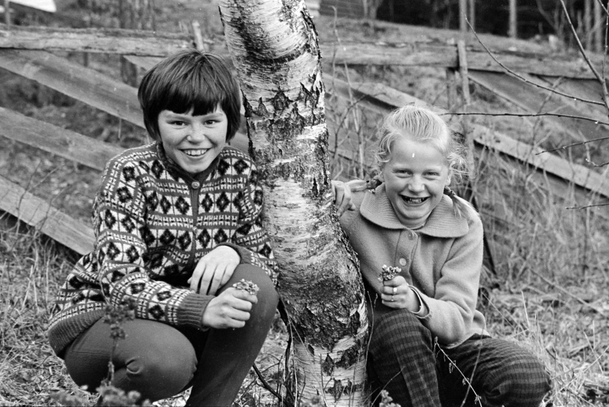 Vår, blåveis, ukjente jenter. "Blåveispiker"