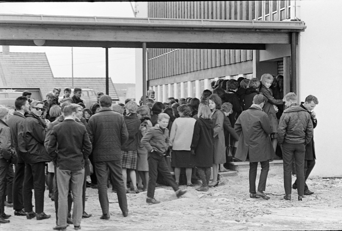 Ener ungdomsskole, Vang. Minneutstilling, elevutstilling, 2. verdenskrig. 