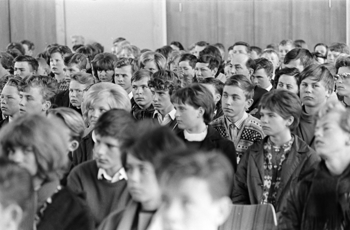 Ener ungdomsskole, Vang. Minneutstilling, elevutstilling, 2. verdenskrig. Åpning av utstillingen, forsamling i gymsalen.