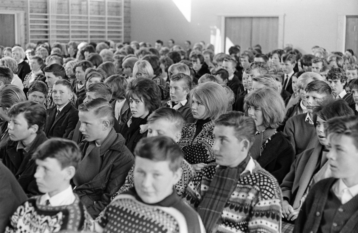 Ener ungdomsskole, Vang. Minneutstilling, elevutstilling, 2. verdenskrig. Åpning av utstillingen, forsamling i gymsalen.