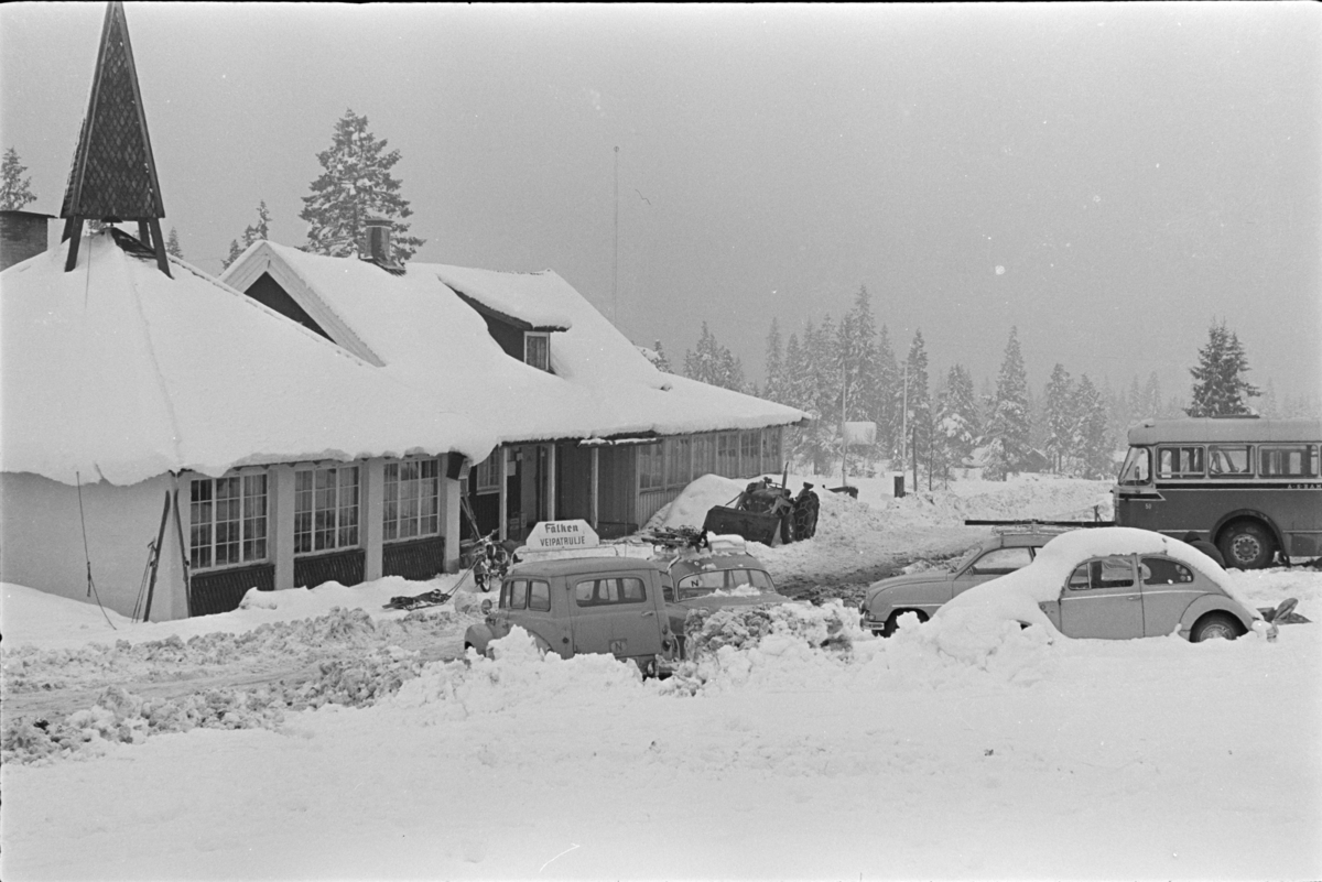 Budor, Løten, parkeringsplass, snøfall, snøvær, påsketurister,