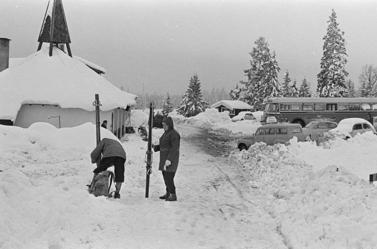 Budor, Løten, parkeringsplass, snøfall, snøkaos, snøvær,påsketurister,