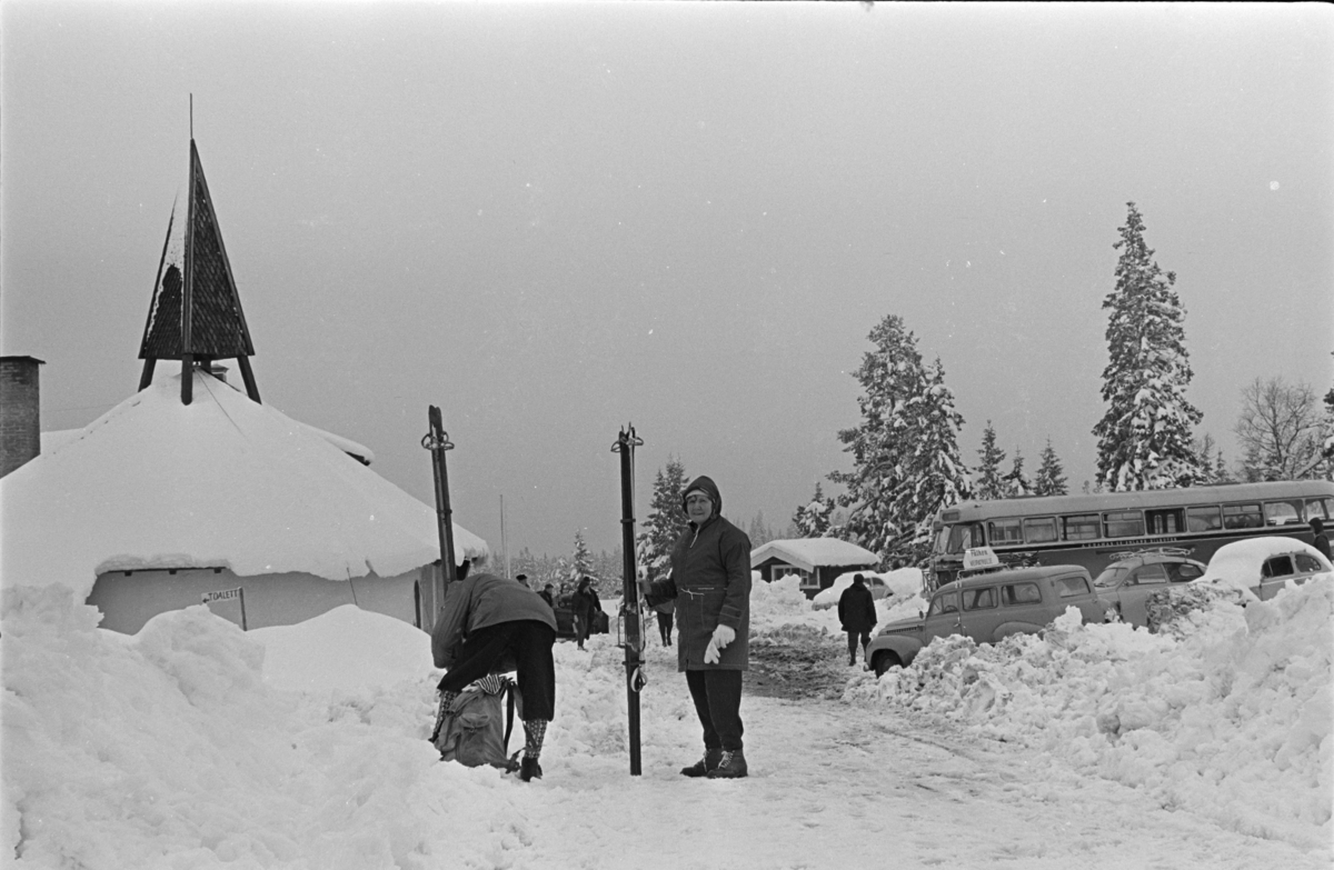 Budor, Løten, parkeringsplass, snøfall, snøkaos, snøvær,påsketurister,