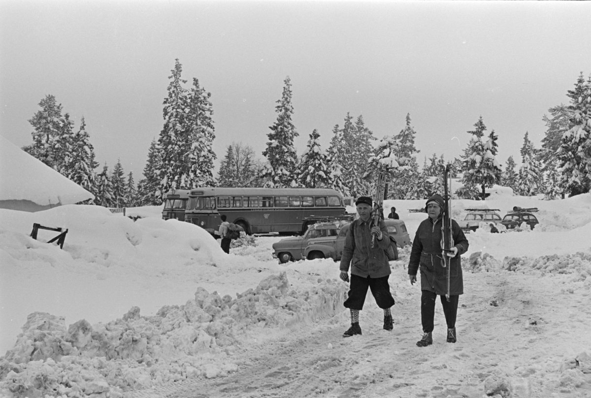 Budor, Løten, parkeringsplass, snøfall, snøkaos, snøvær,påsketurister, biler,busser,