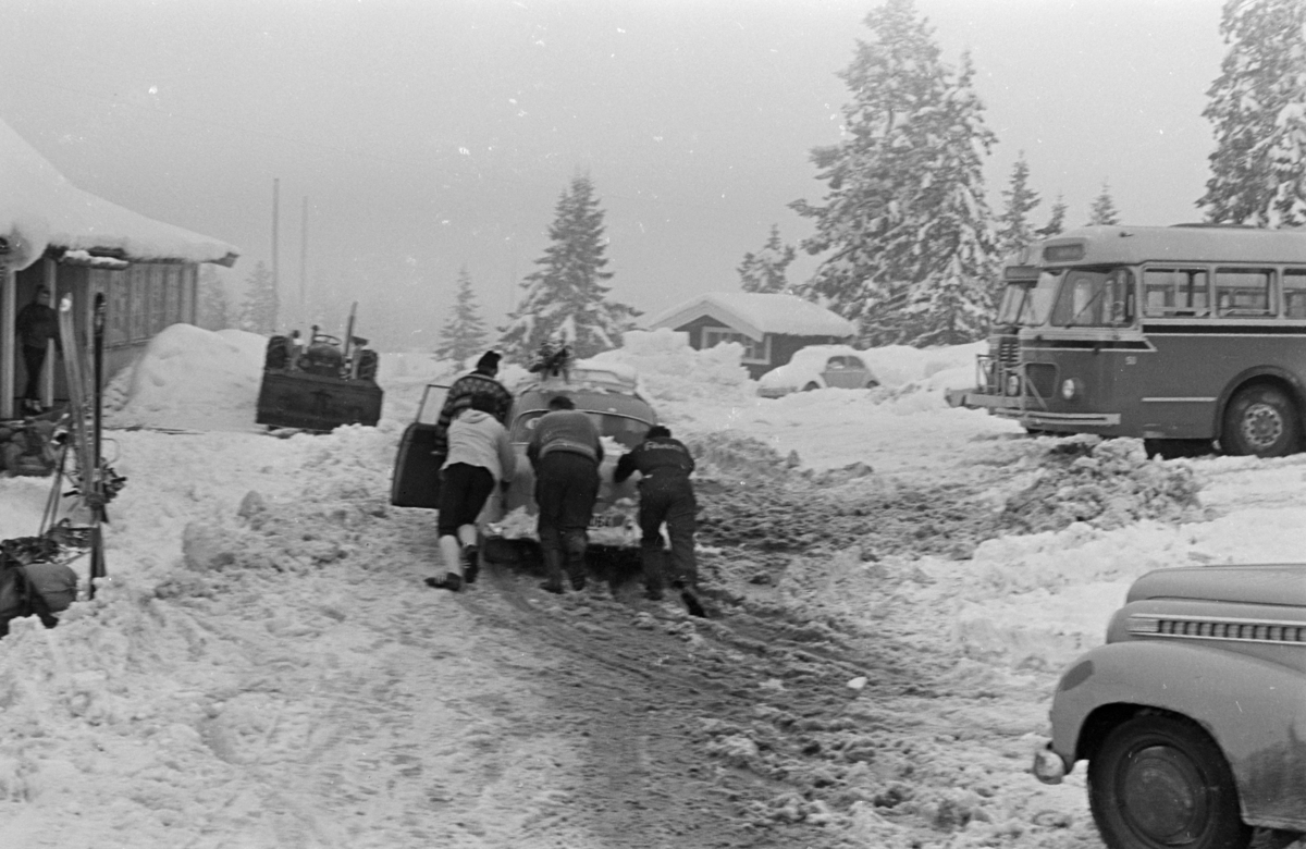 Budor, Løten, parkeringsplass, snøfall, snøkaos, snøvær,påsketurister, biler, startproblem