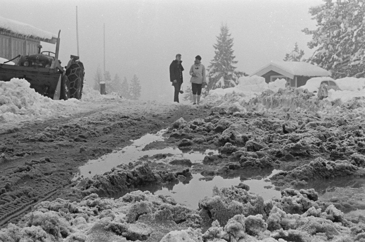 Budor, Løten, parkeringsplass, snøfall, påsketurister, sørpe,