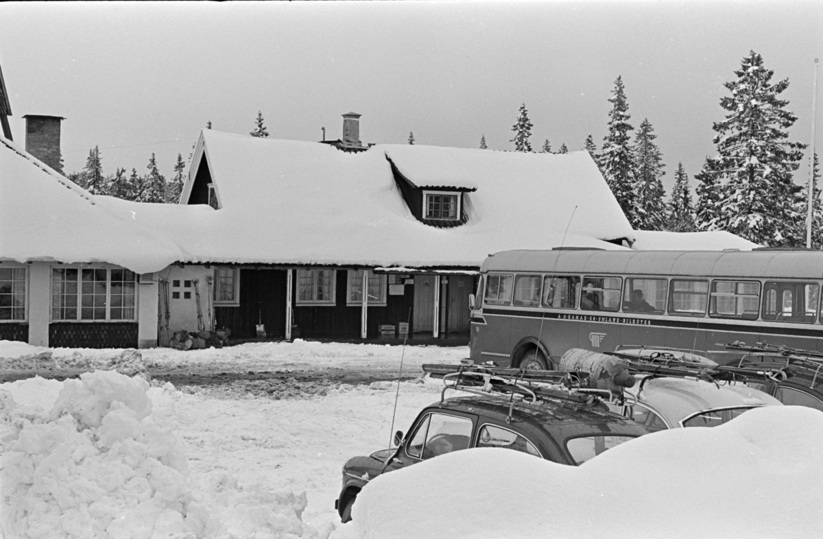 Budor, Løten, parkeringsplass, snøfall, biler, buss,