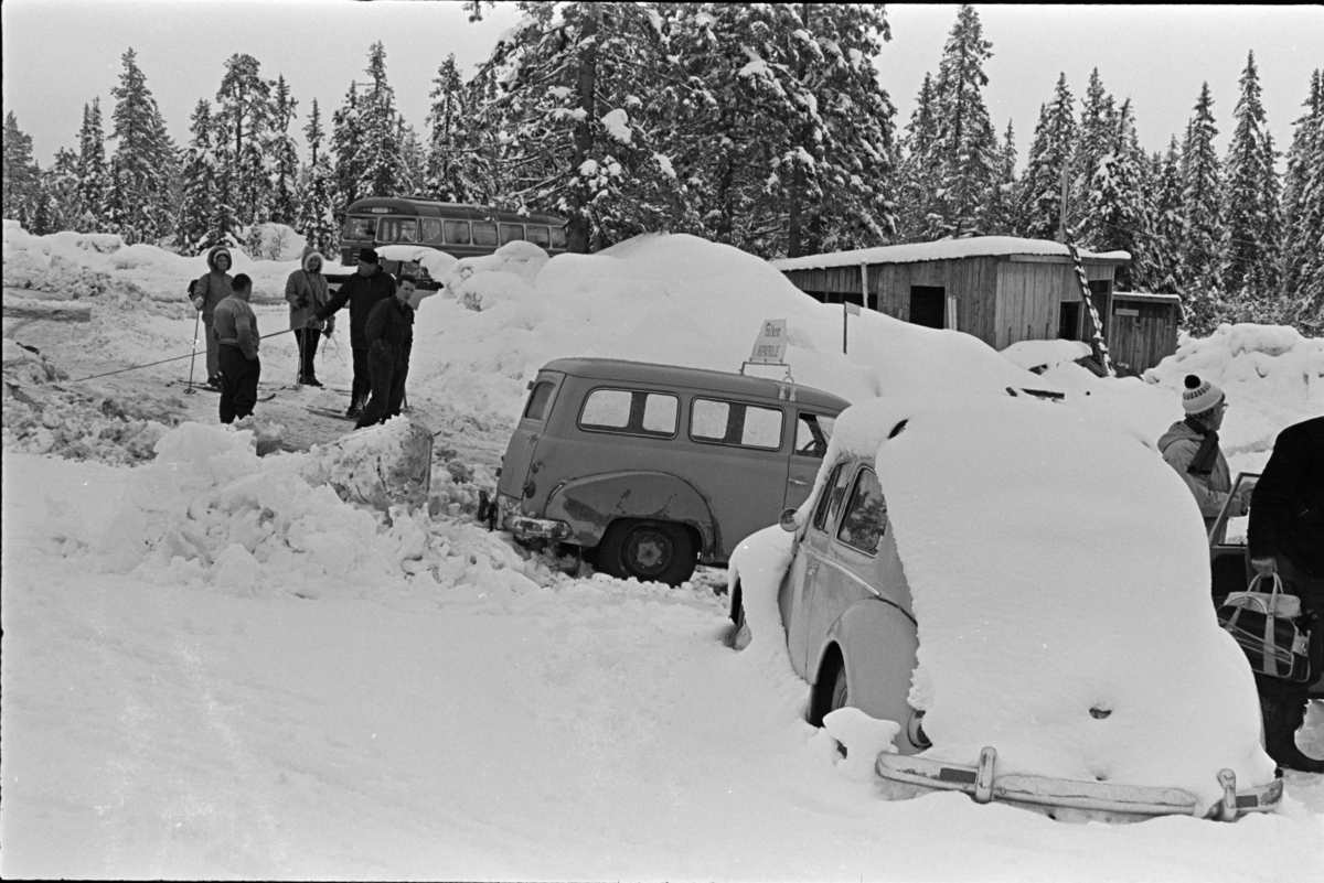 Budor, Løten, parkeringsplass, snøfall, påsketurister, parkeringskaos,