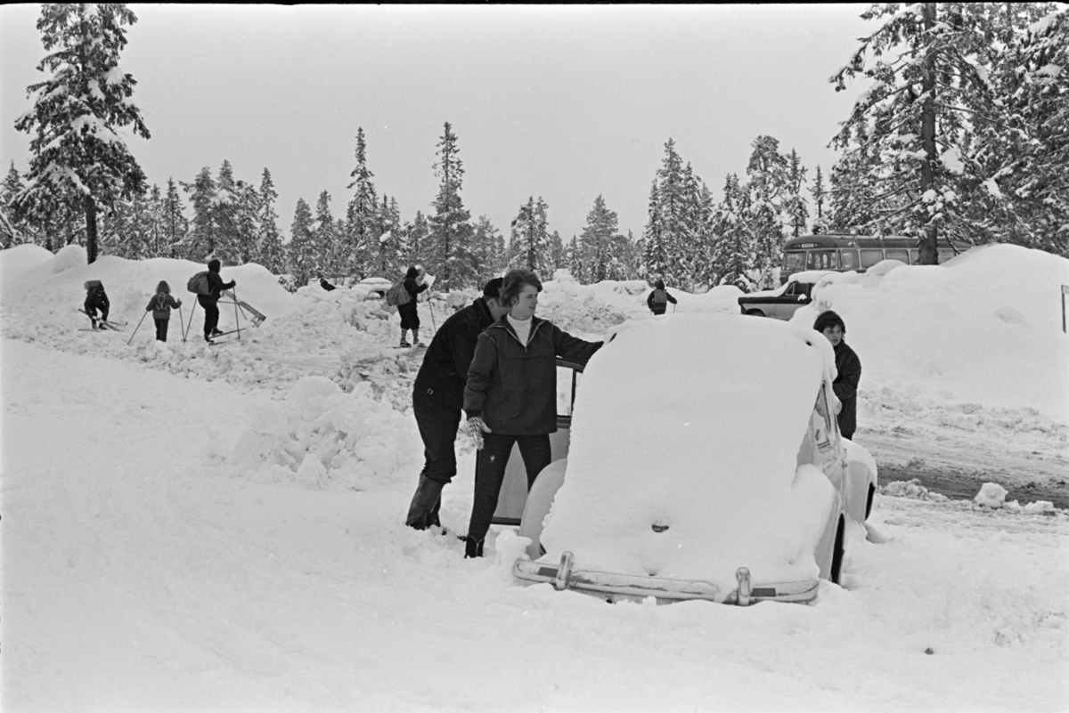 Budor, Løten, parkeringsplass, snøfall, påsketurister, Volkswagen, Folkevogn, nedsnødd,