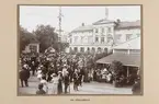 Industri- och slöjdutställning 21 juni - 16 juli 1911 i Örebro.
Utsällningen hölls vid Karolinska läroverket och Livregementets husarers ridhus vid Olaigatan. Bilderna är samlade i en bok med riktika fotokopior.

Ordförande för programkommittén var landshövding Theodor Nordström. Fabrikör Anton Hahn fungerade som närmaste man och vice ordförande. Med i styrelsen satt även stadsarkitekten Magnus Dahlander.